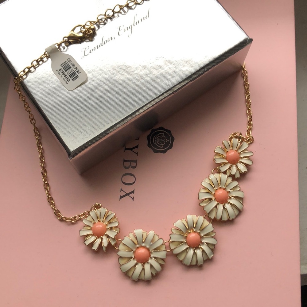 Beautiful Daisy Statement Necklace